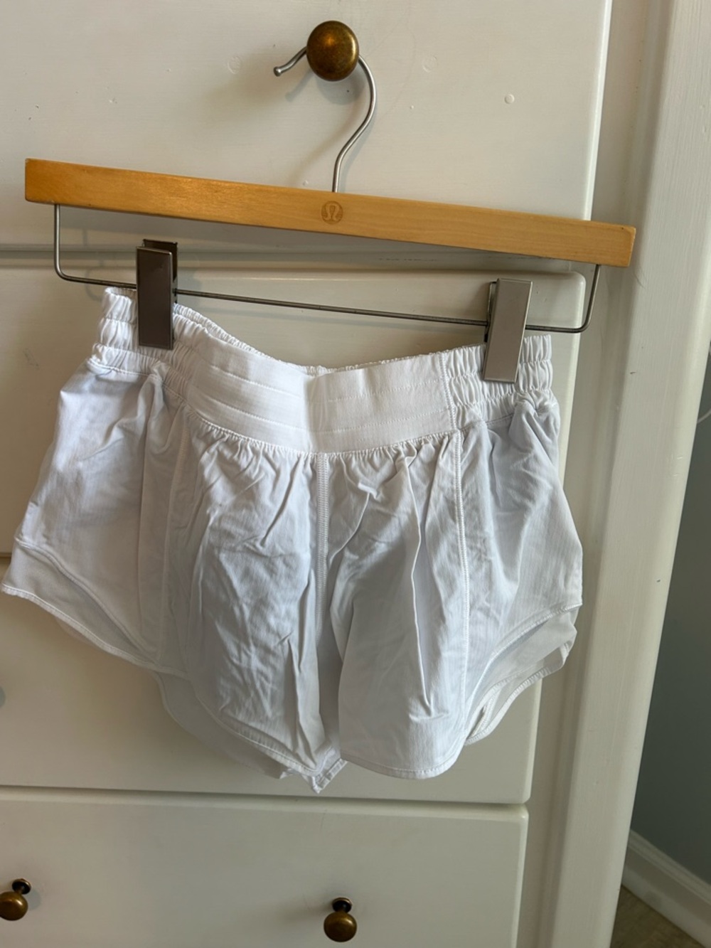 EUC lululemon Hotty Hot LR 4” sz4 in White